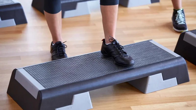 Training auf dem Stepper für Bauch, Beine und Po