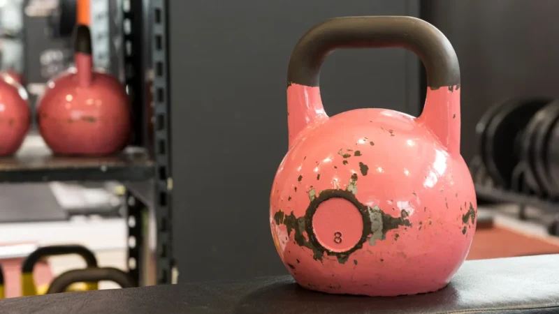 Gebrauchte Kettlebell mit abgeplatzter Farbe im Fitnessstudio