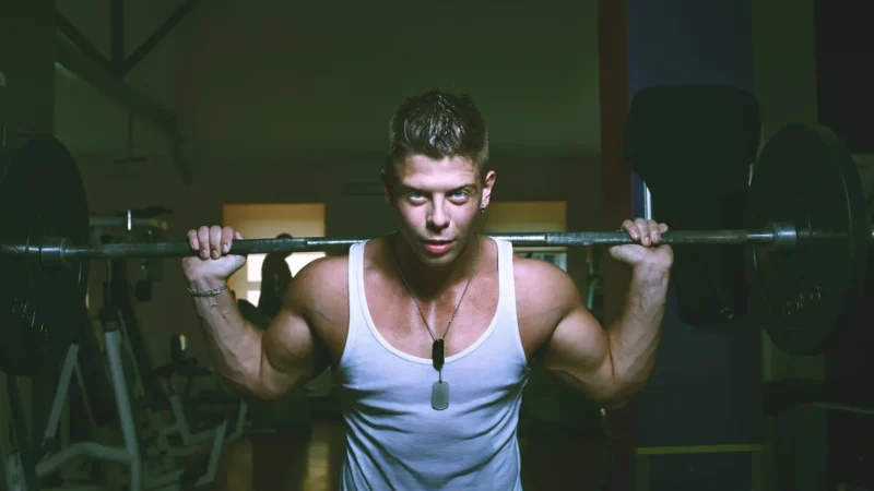 Mann trainiert im Fitnessstudio mit der Langhantel