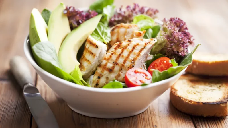 Bowl mit gegrilltem Hähnchen, Avocado und Salat