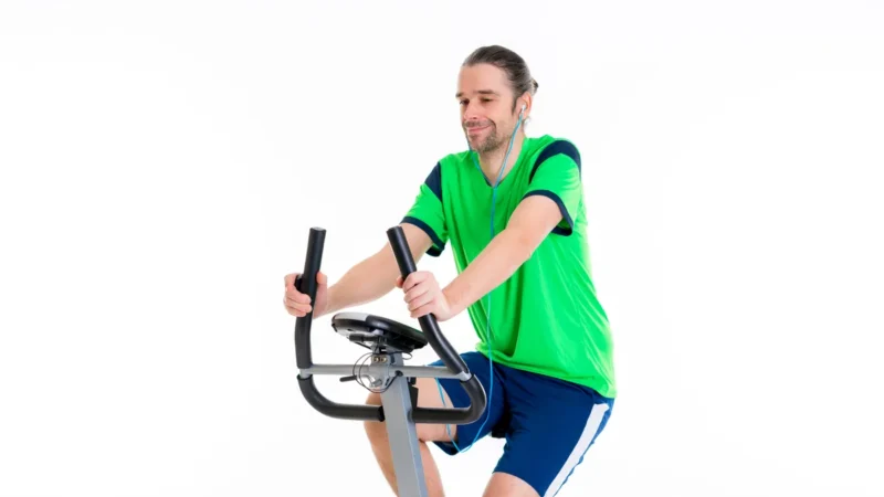 Mann trainiert auf einem Heimtrainer